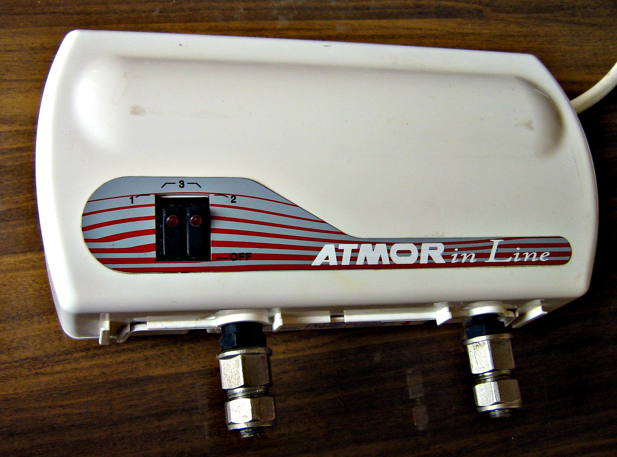Electric tankless water heater with inlet and outlet fittings. Photo: Victor Korniyenko, CC BY-SA 3.0.